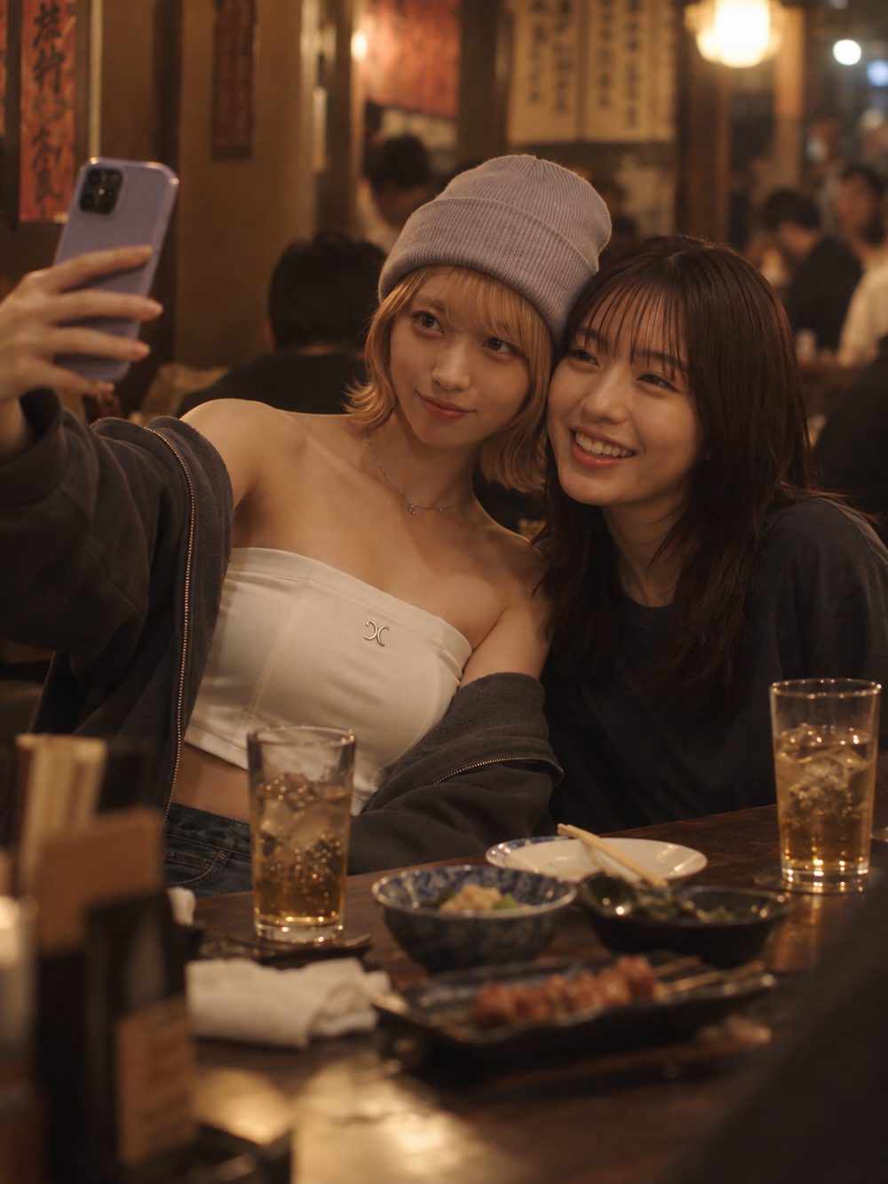 居酒屋で友だちと自撮りしている二人