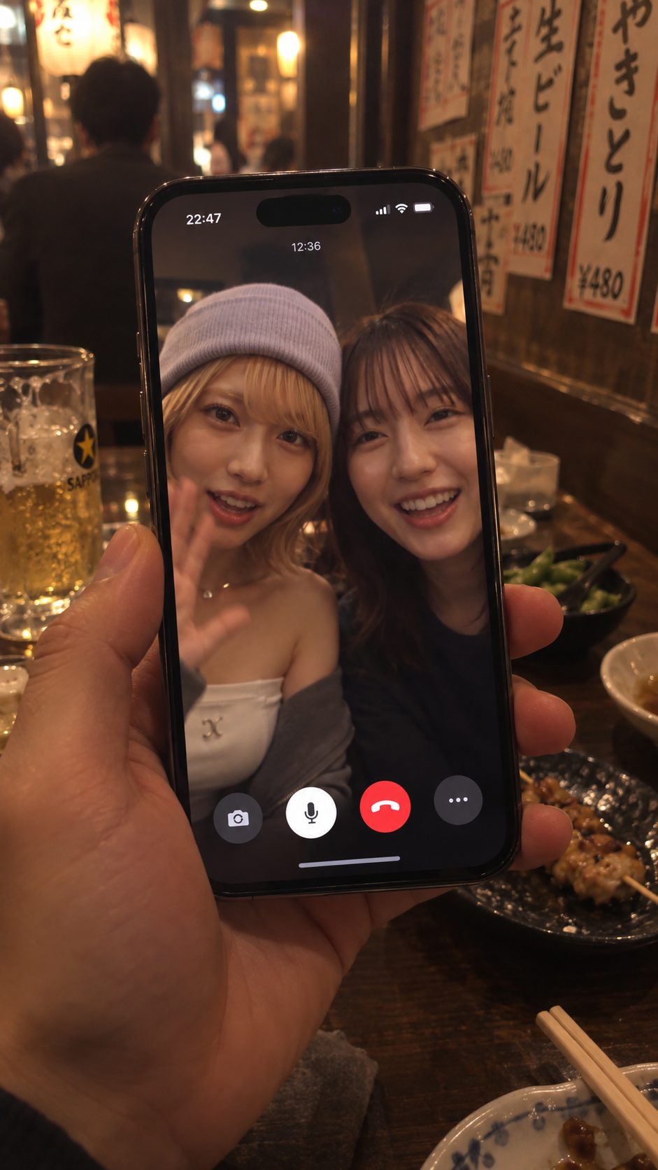 居酒屋で、別のグループとビデオ通話している画面